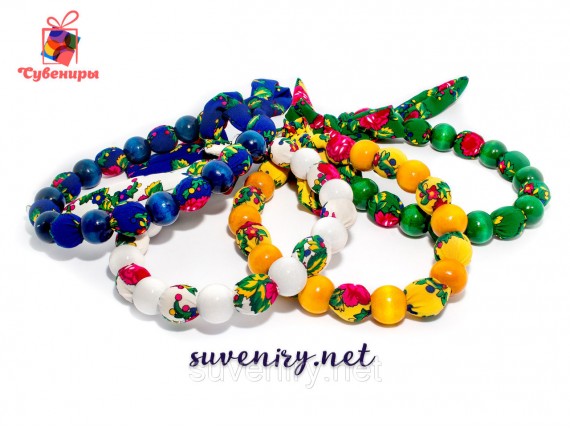 Современно-модные бусы из ткани с деревянными вставками