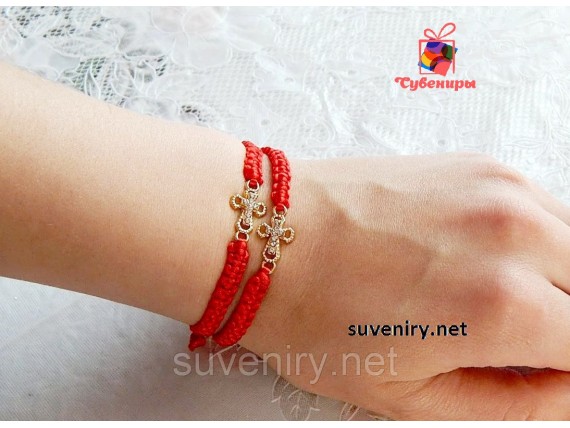 Браслет оберег  красная нить с крестиком под золото в камушки