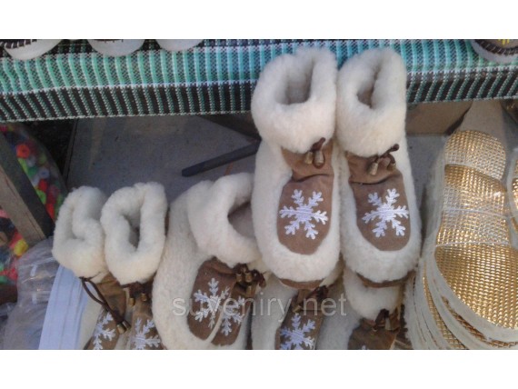 Женские теплые чуни из снежинками