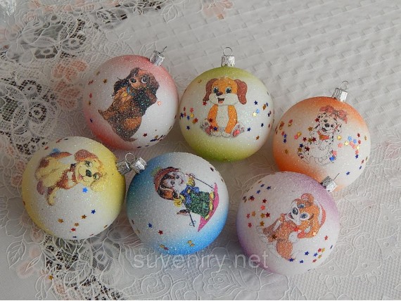 Красивые новогодние игрушки шары с собачками 8см