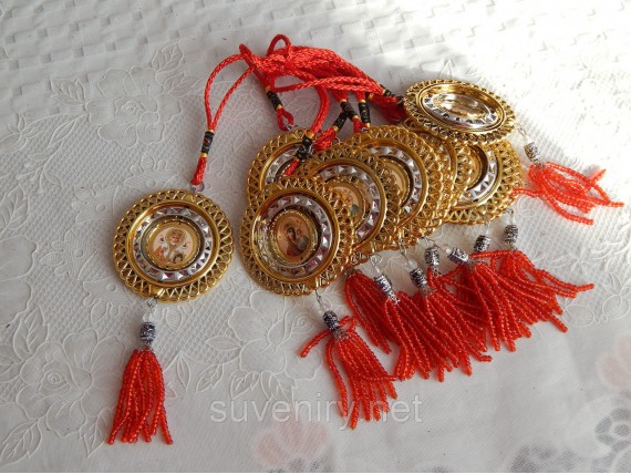 Красная подвеска с иконкой в машину крутящаяся из бисера