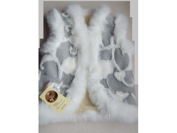 Очень красивая детская жилетка из овечьей шерсти