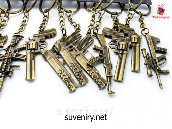 Металлический брелок в виде пистолетов, автоматов