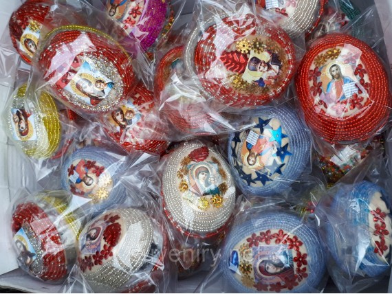 Деревянные яйца писанки из бисера с иконками  разные цвета