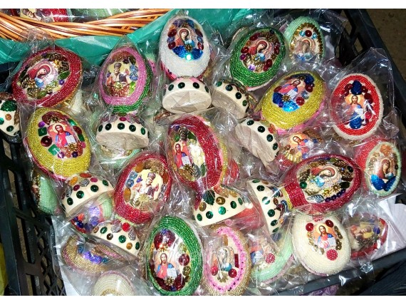 Деревянные яйца из бисера на ножке с иконками  разные цвета