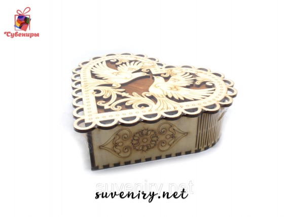 Сувенирные деревянные шкатулки в форме сердца
