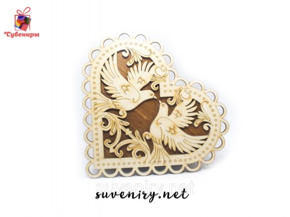 Сувенирные деревянные шкатулки в форме сердца