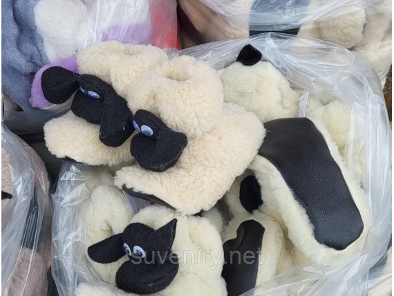 Женские чуни с овечкой из овечьей шерсти