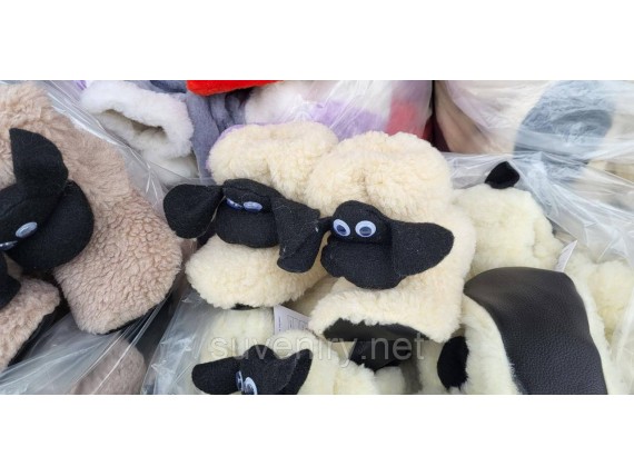 Женские чуни с овечкой из овечьей шерсти